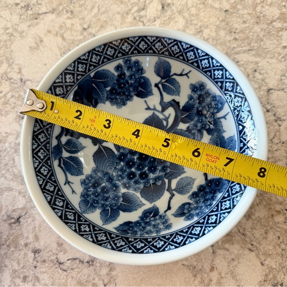 Set of 2 Japanese Blue White Floral Bowls - Picture 7 of 7